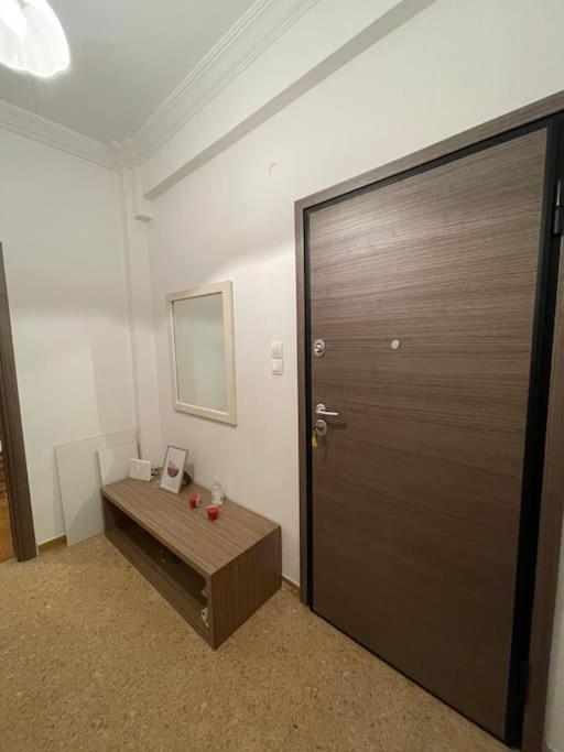 Lovely 1 Bedroom Apartment In Афины Экстерьер фото